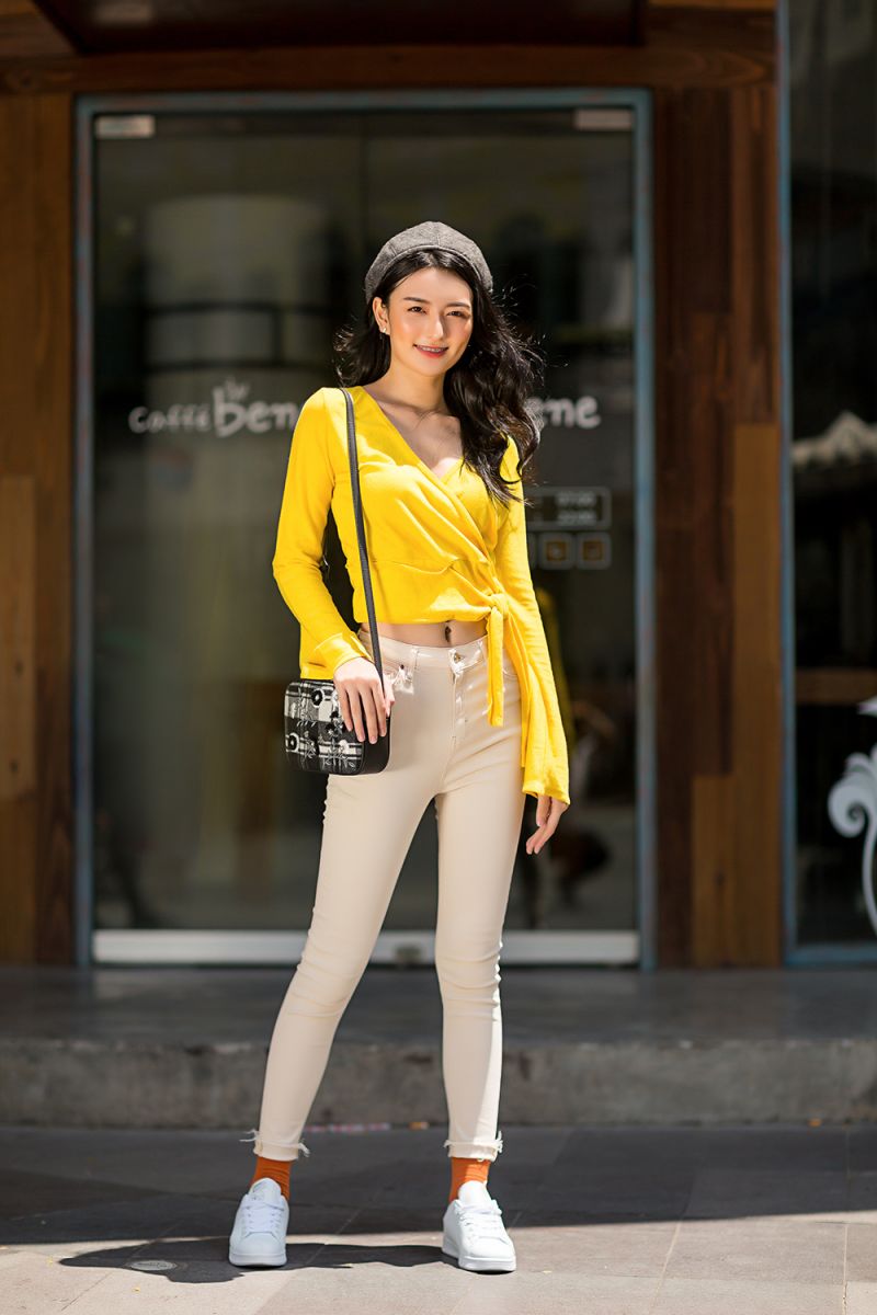 Áo len gam màu nóng mix cùng quần kaki trẻ trung